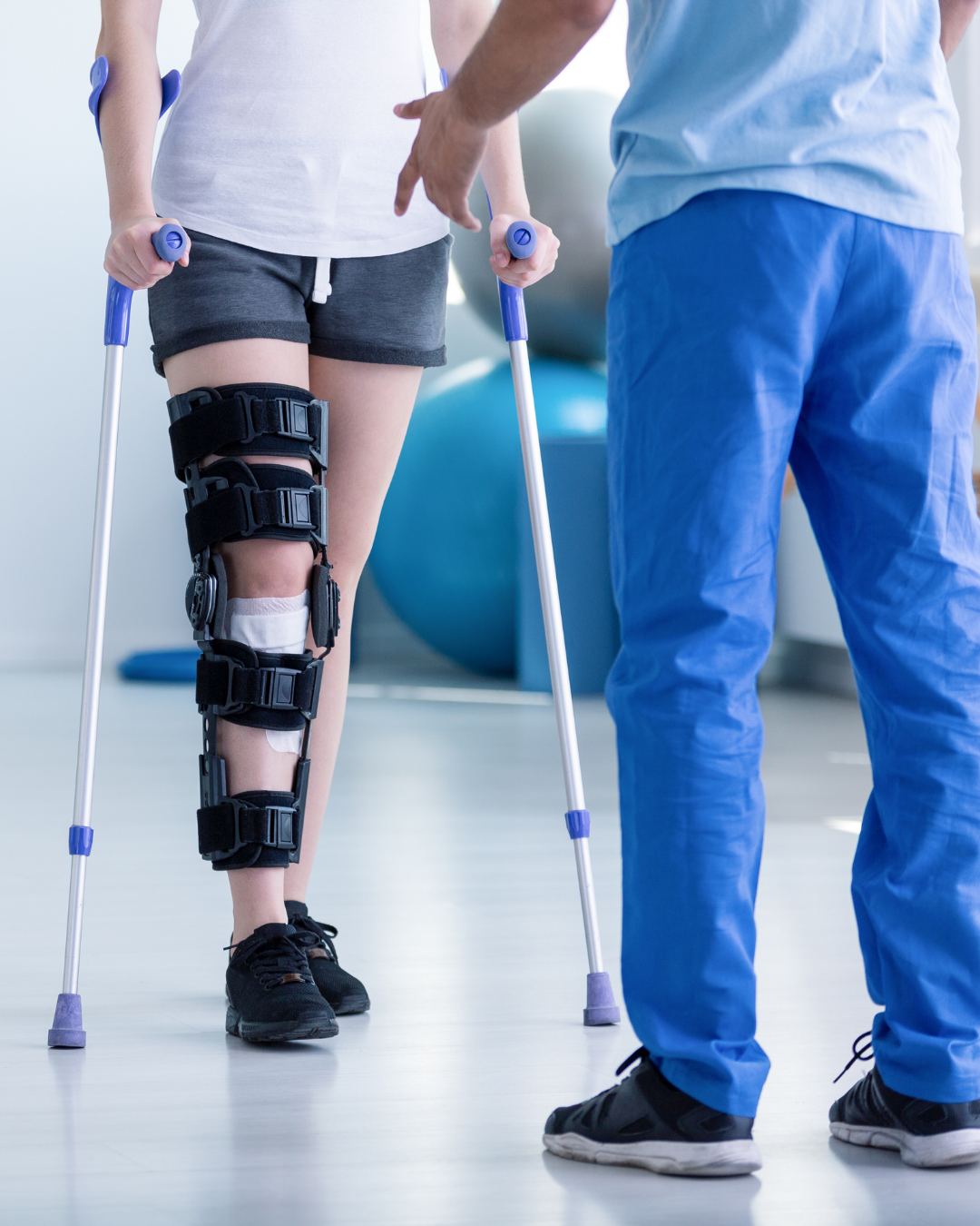Ortopedik rehabilitasyon uygulaması sırasında fizyoterapist ve hasta